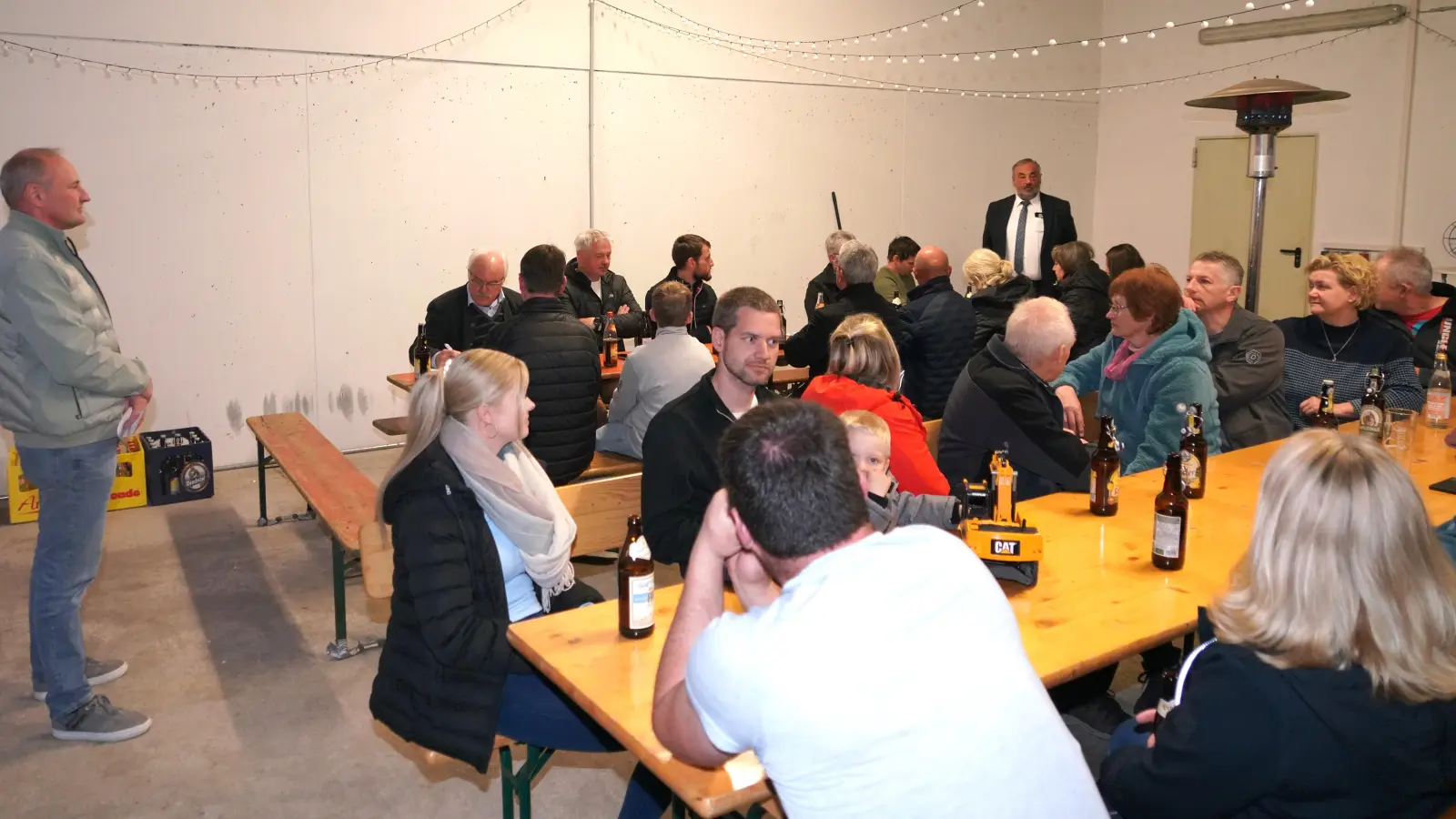 Bürgermeister Josef Beimler (hinten stehend) sowie der Lennesriether Dorfsprecher und der zukünftige Waldthurner Bürgermeister Georg Bocka (links). (Bild: Franz Völkl)