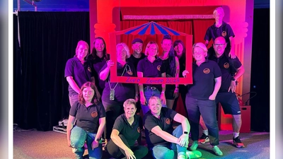 Oben: Das Zirkuszelt des Zirkus ZappZarap. Unten: Mitglieder des Fördervereines mit den Trainern von ZappZarap (Bild: Barbara Streit)