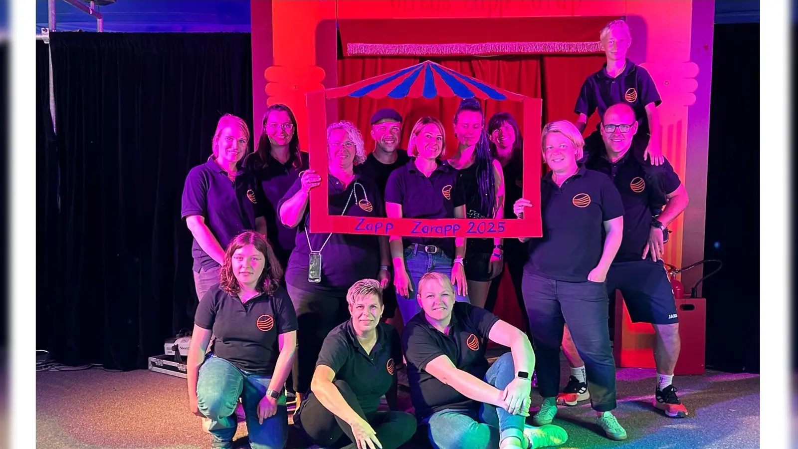 Oben: Das Zirkuszelt des Zirkus ZappZarap. Unten: Mitglieder des Fördervereines mit den Trainern von ZappZarap (Bild: Barbara Streit)