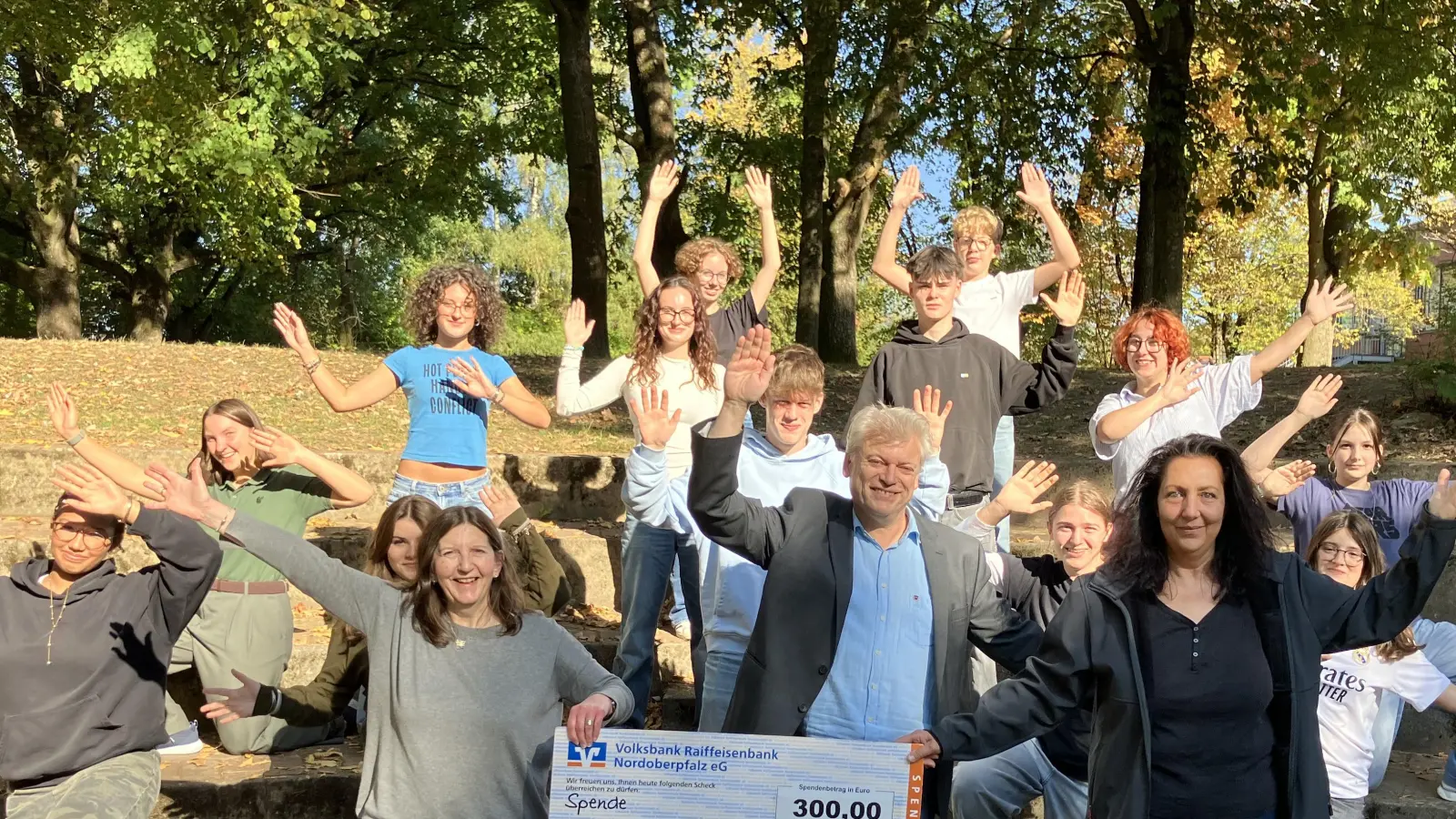 Die Theatergruppe des Stiftland-Gymnasiums bei der Spendenübergabe. Im Vordergrund v.l.n.r Theaterlehrerin Ina Schmelzer, Schulleiter Matthias Weiser und Tierheimleiterin Daniela Riedl (Bild: Hans-Jürgen Schmelzer)