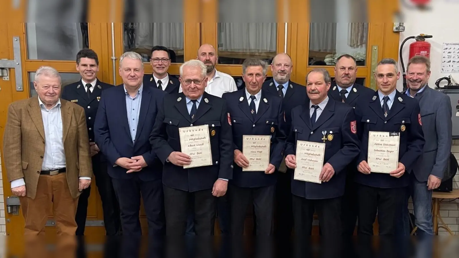 Geehrte Mitglieder, v.l.n.r. Ehrenmitglied Norbert Probst, Kreisbrandmeister Dominik Ernst, Landrat Richard Reisinger, Kreisbrandinspektor Armin Daubenmerkl, Albert Wendl, Hans-Jürgen Plößl, Hans Plößl, Stephan Hartmann, Josef Viehauser, Richard Donhauser, Sebastian Bayer, Bürgermeister Alwin Märkl (Bild: Christian Dummer)