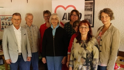 Im Bild von links: 1.Bgm. Karl-Heinz Budnik, Manfred Haberzeth, Petra Schmidt, Edeltraud Wegmann, Silvia Zeitler, Maria Adam, Stadträtinnen Renate Nastvogel und Annette Dietl (Bild: Petra Schmidt )