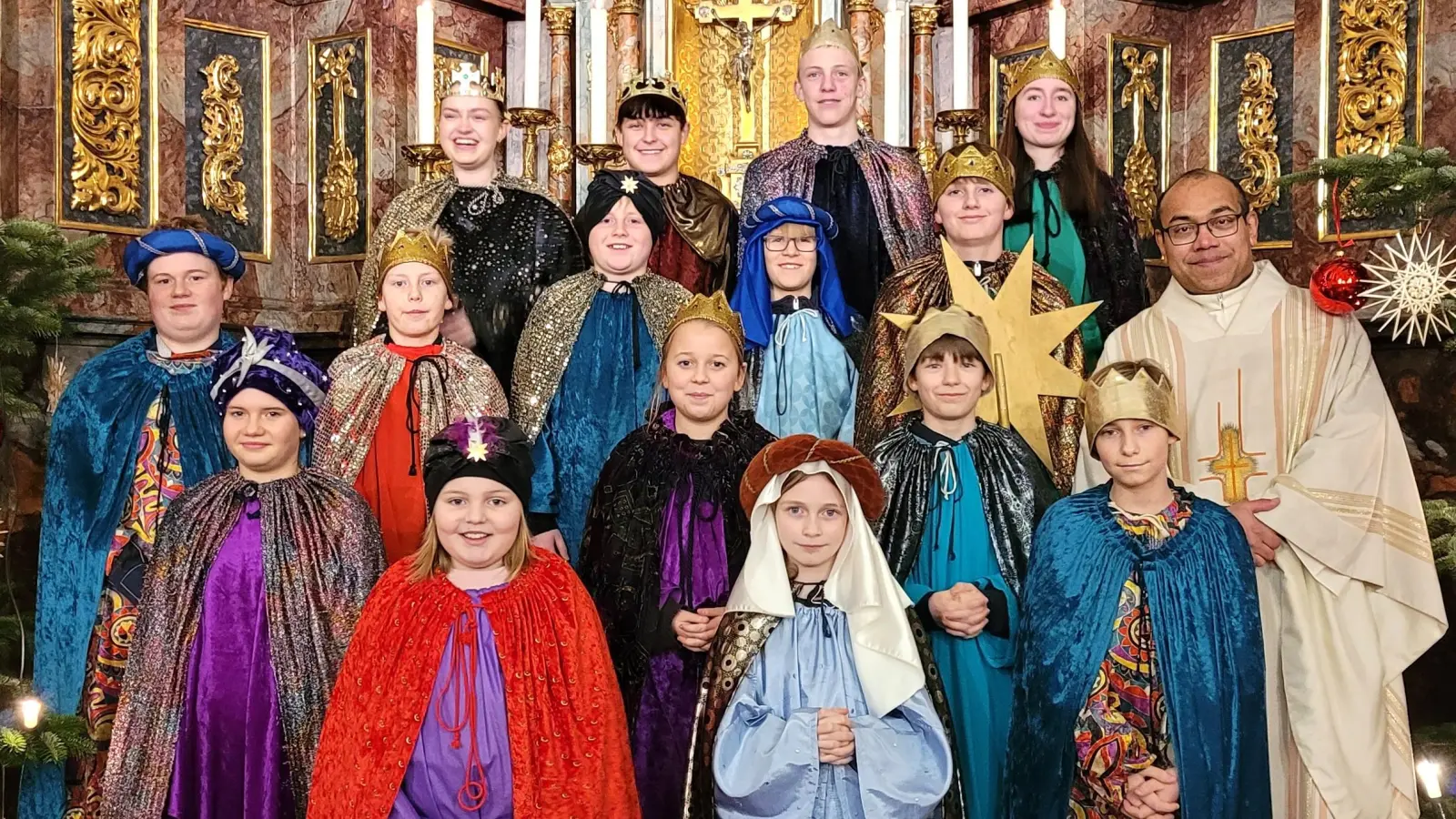 Pater Jimmy Joseph dankte allen Beteiligten, besonders den Ministranten, für die Durchführung der Sternsingeraktion in der Pfarrei Vilseck (Bild: Lothar Hasenstab)