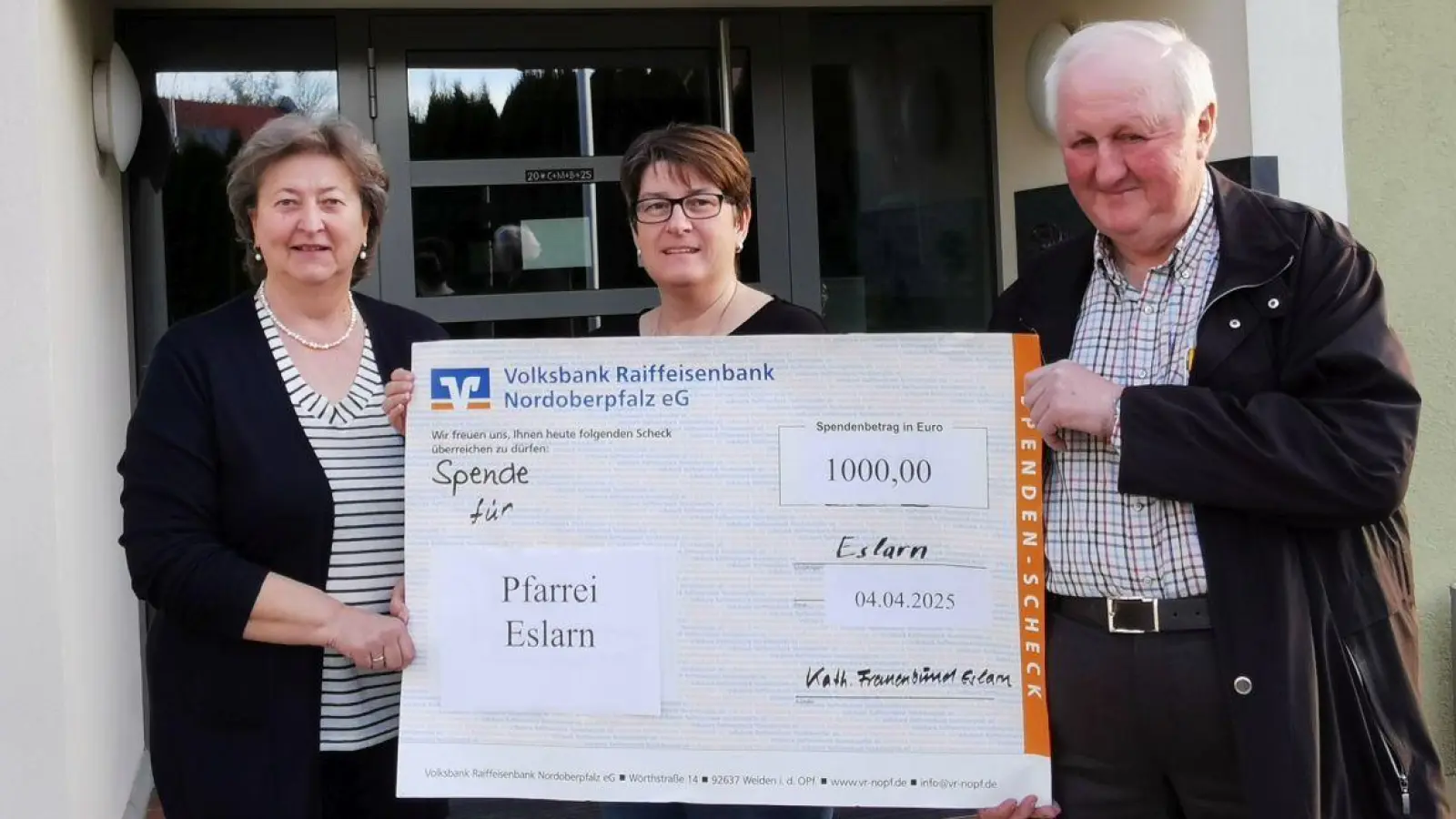 Pfarrer Erwin Bauer dankte im Namen der Kirchenverwaltung der Vorsitzenden Silke Singer (2.v.l.) und ihrer Vorgängerin Beate Roth vom Frauenbund für die großzügige Spende. (Bild: Karl Ziegler)