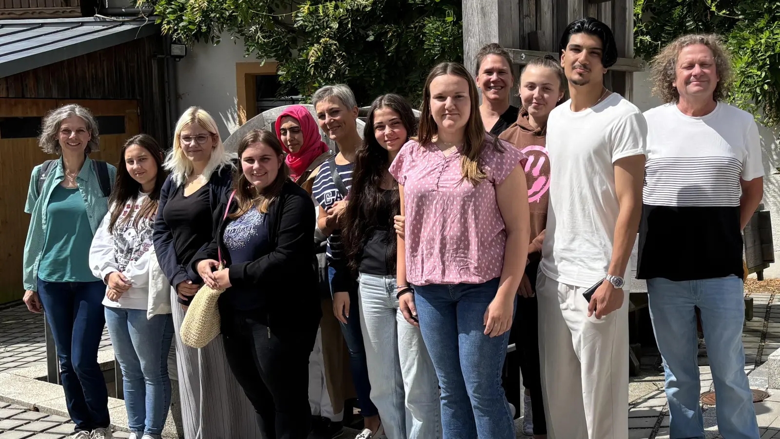 Die Klasse vor dem Museum (Bild: Ulrike Kleber)