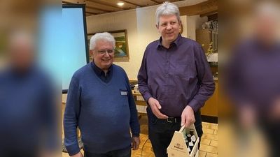 Ein Dankeschön für den Referenten.  (Bild: Hermann Zenger)