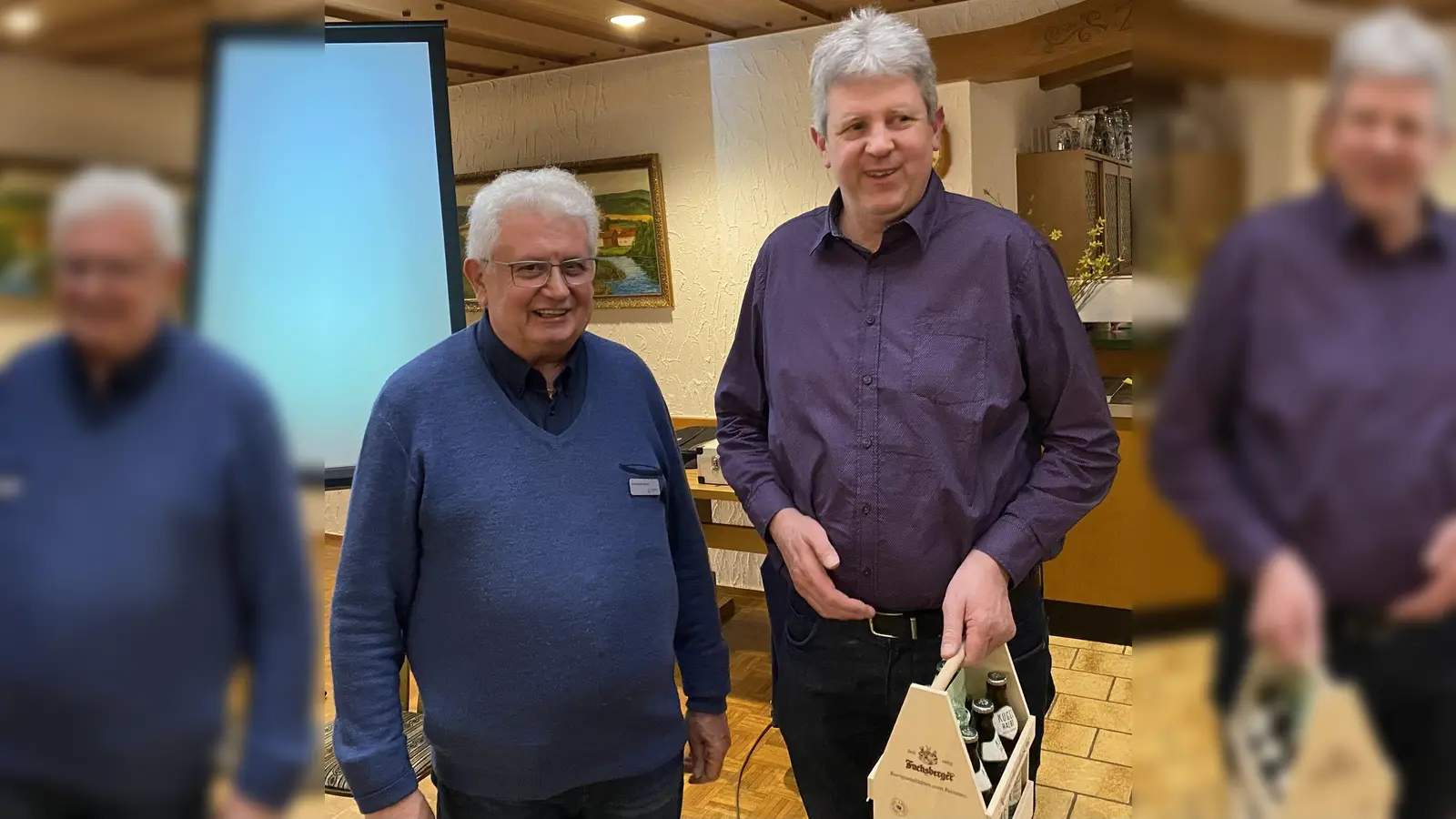Ein Dankeschön für den Referenten.  (Bild: Hermann Zenger)