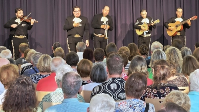  „Mariachi Universal“ unter der Leitung von Carlos Avina (Mitte). (Bild: Carolin Böckl Verwaltungsgem. Kemnath)
