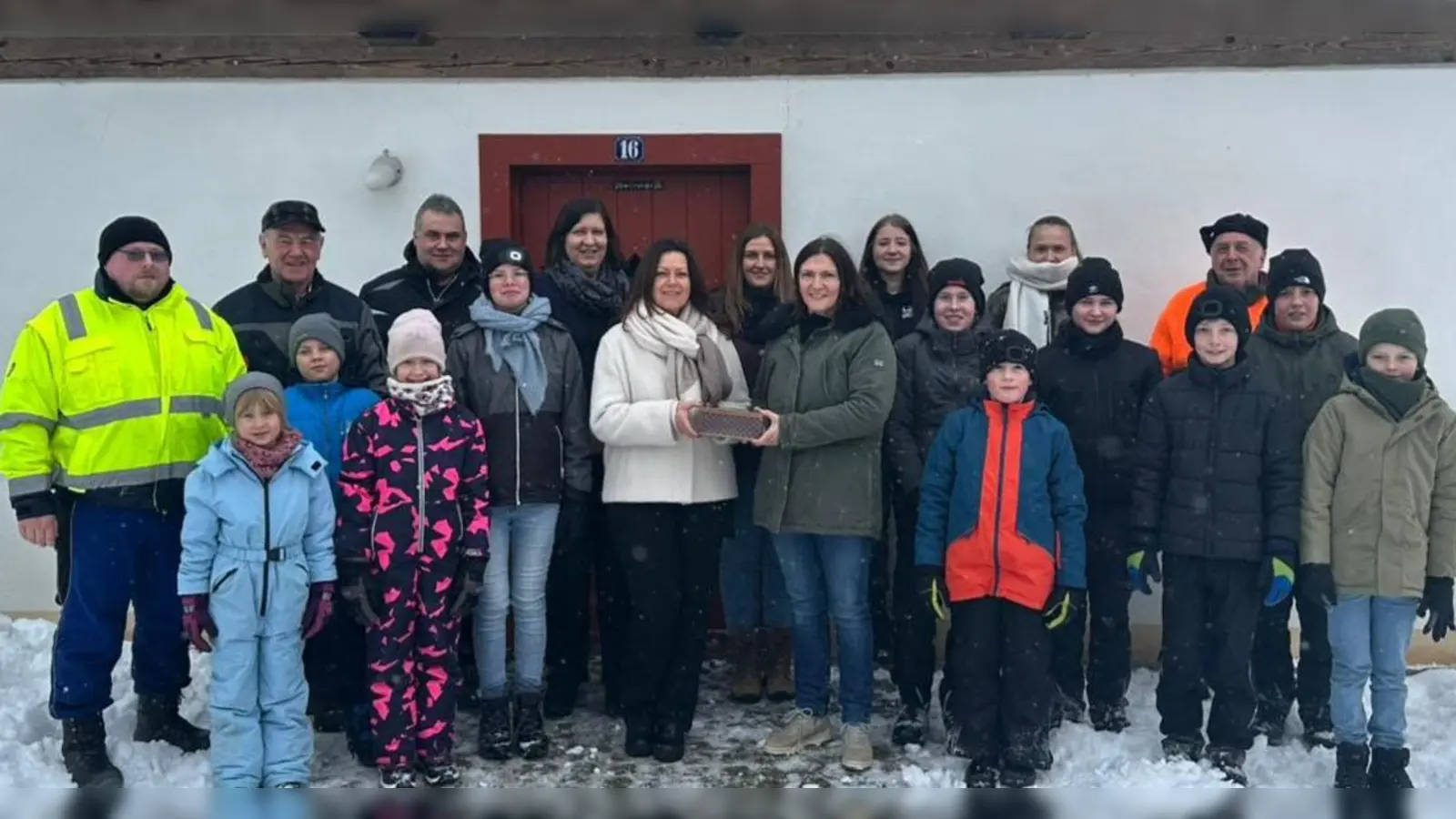 Das Vorstandsteam der KLB Tirschenreuth und die zahlreichen Helfer freuten sich über die erfolgreiche Christbaumsammlung. Frau Claudia Grillmeier von der Aktion Lichtblicke erhielt eine Spende in Höhe von 800 EUR. (Bild: Kathrin Konrad)