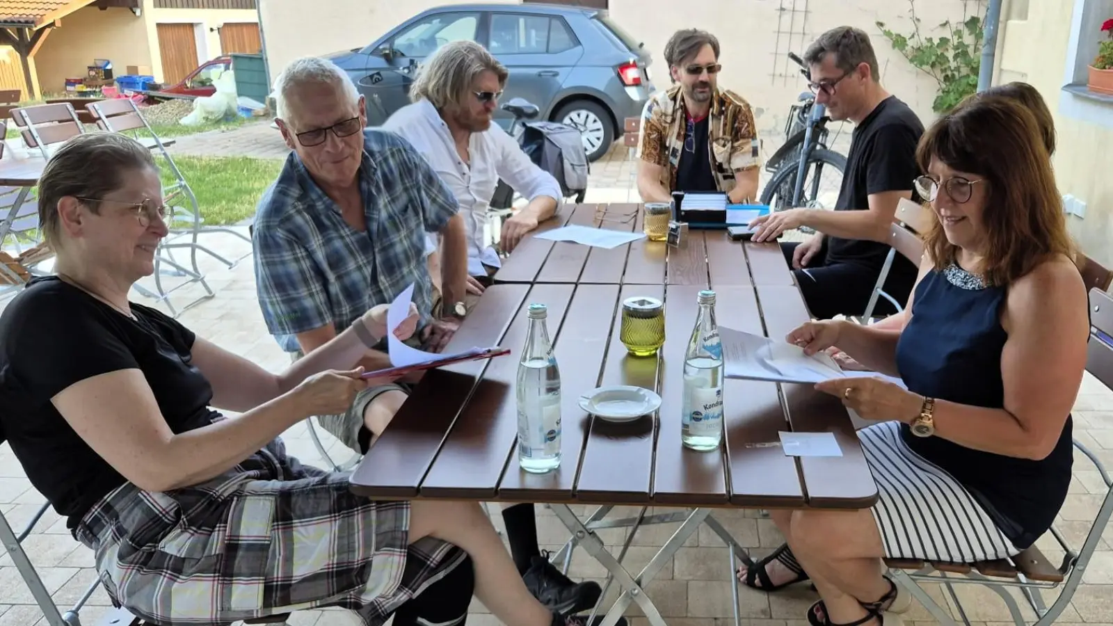 Fleißig beim Proben ist die Theatergruppe Kirchenthumbach für den Bühnensommer 2026 im Theaterdreieck. Die Prämiere ist am 17. Juli in Kirchenthumbach. Kartenvorverkauf beginnt ab 29. Juni bei den bekannten Vorverkaufsstellen. (Bild: Gabi Strauß)