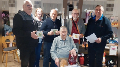 Bild von links: Werner Späth, 2. Vorsitzende Ingrid Graf, Martin Bayerl, Gerd Görl, 1. Vorsitzende Wolfgang Veigl, sitzend Heinz Wehlauch. (Bild: Susanne Busch)