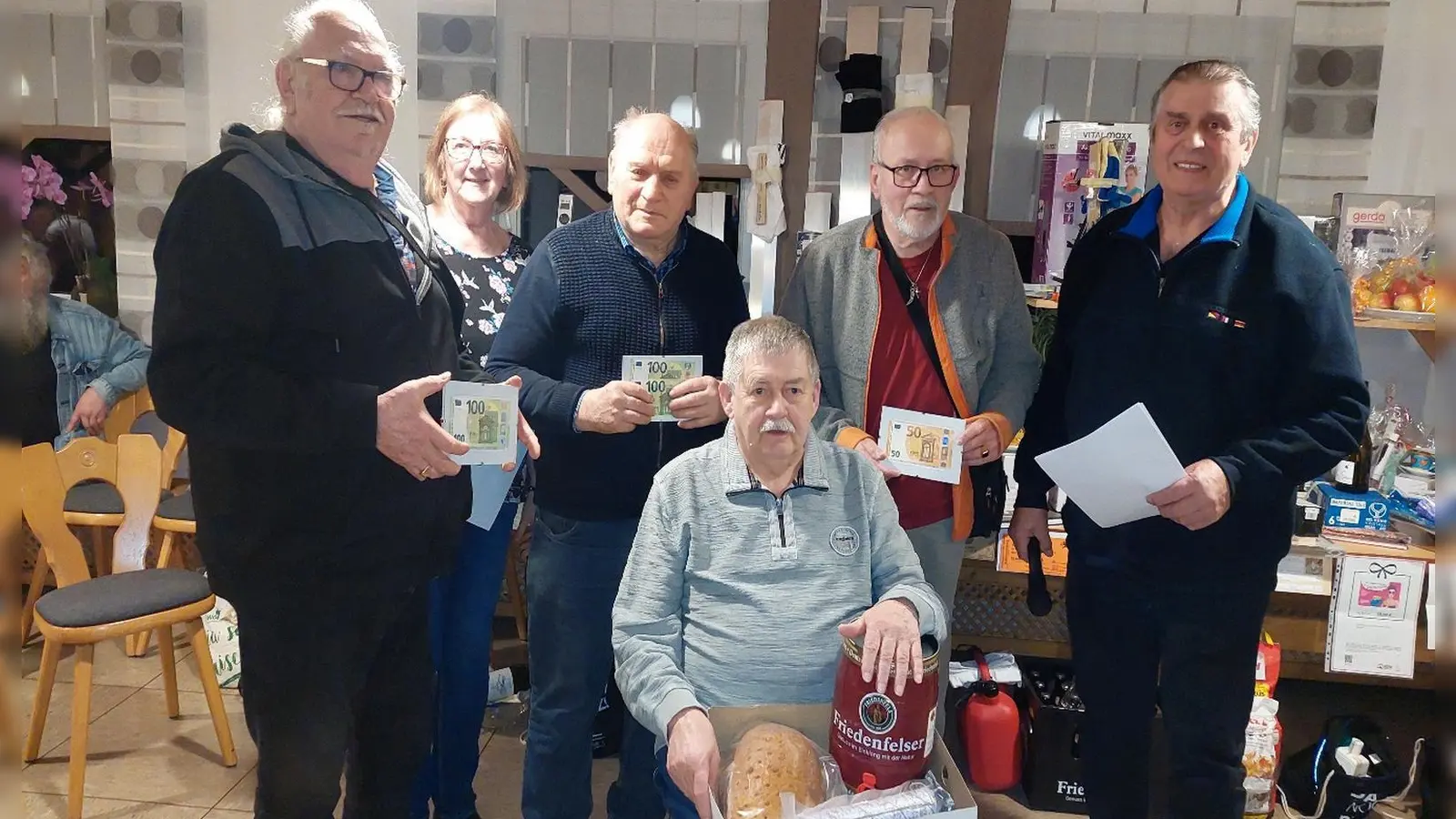 Bild von links: Werner Späth, 2. Vorsitzende Ingrid Graf, Martin Bayerl, Gerd Görl, 1. Vorsitzende Wolfgang Veigl, sitzend Heinz Wehlauch. (Bild: Susanne Busch)