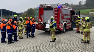 Gruppenführer Tobias Eiglsperger beim Anordnen der Einsatztaktik  (Bild: Andreas Preischl )