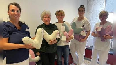 Angela Striegl und Carola Busch (Zweite und Dritte von links) übergaben an die Frauenklinik Weiden mehrere Dutzend selbstgemachte Herzkissen im Namen des Frauenbunds Moosbach. (Bild: Friedrich Peterhans)