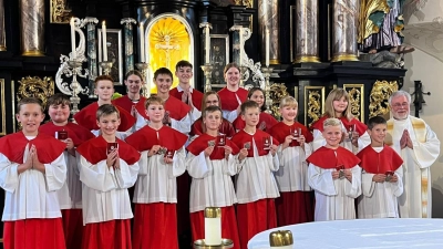 Neue Ministrantinnen und Ministranten (1. und 2. vorderste Reihe, von links nach rechts): <br>Paul Mägerl, Lukas Wiesend, Maximilian Kreuzer, Lars Eibl, Lukas Kneidl, Xaver Hutzler, Anna Murr, Louis Schäffler, Luisa Münsterer, Vitus Hutzler  (Bild: Noah Kneidl)