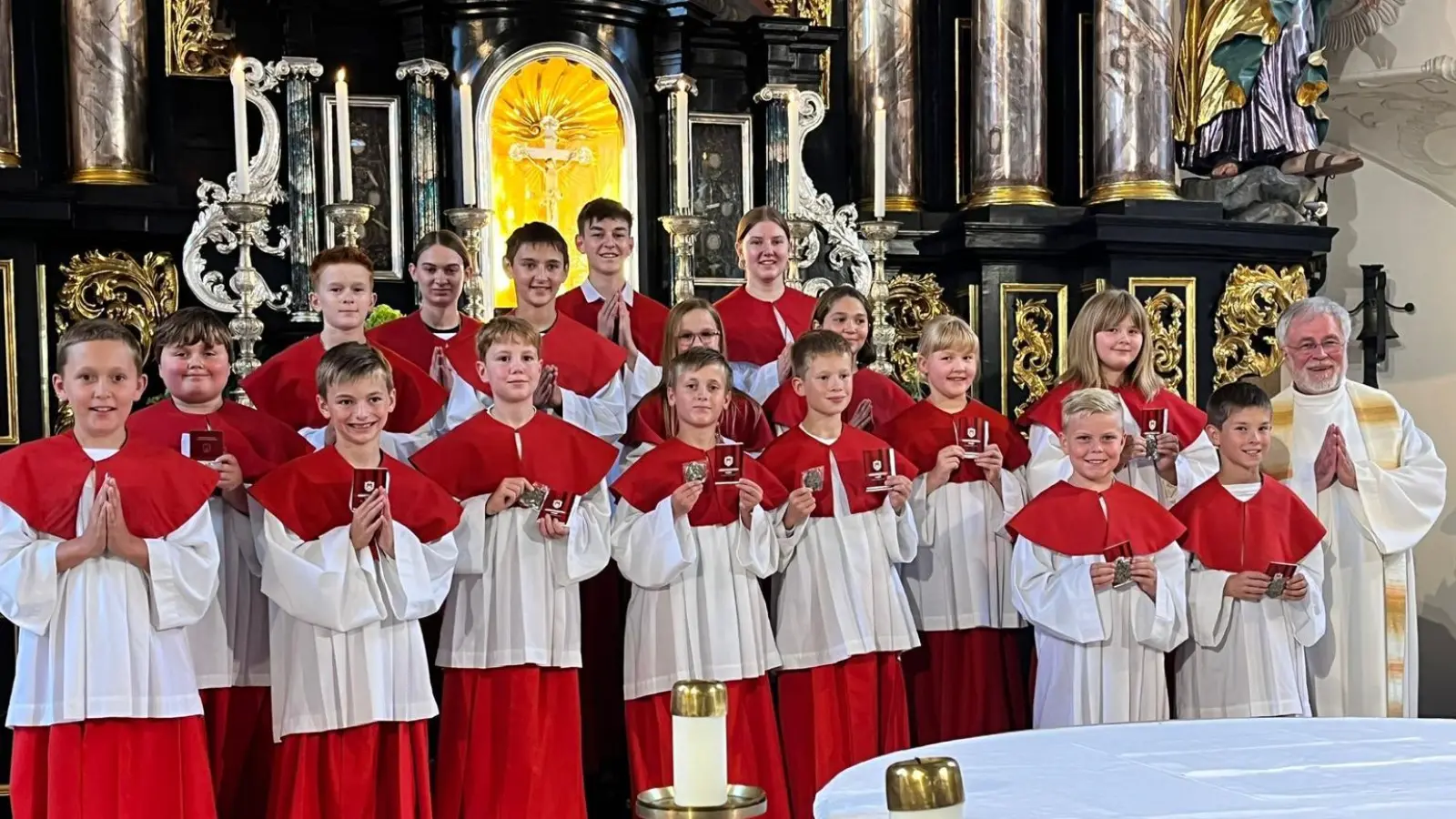Neue Ministrantinnen und Ministranten (1. und 2. vorderste Reihe, von links nach rechts): <br>Paul Mägerl, Lukas Wiesend, Maximilian Kreuzer, Lars Eibl, Lukas Kneidl, Xaver Hutzler, Anna Murr, Louis Schäffler, Luisa Münsterer, Vitus Hutzler  (Bild: Noah Kneidl)