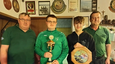 v.l.n.r. Jugenleiter Richard Meisinger, Pokalgewinner Simon Wild, Johannes Schiener mit der Osterscheibe, Schützenmeister Helmut Werner (Bild: Kerstin Wild)