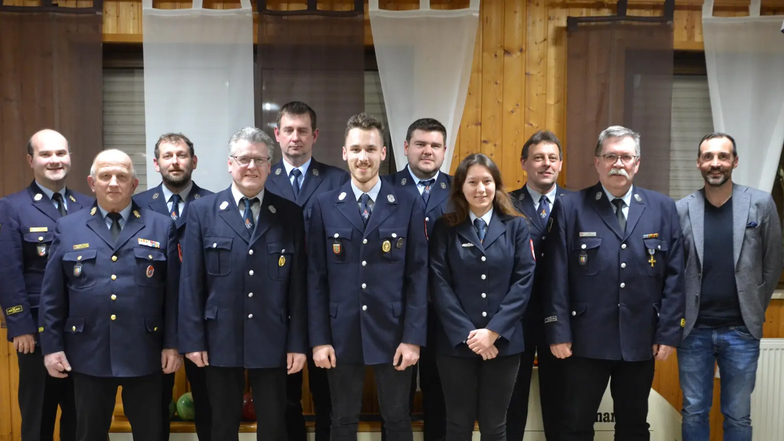 Den neugewählten 1. Kommandanten Wolfgang Bergmann (Vierter von links) und 2. Kommandanten Andreas Sorgenfrei (Sechster von links) gratulierten die obersten Feuerwehrorgane im Landkreis Neustadt/WN mit Kreisbrandrat Marco Saller (links) sowie die Vorstandschaft der Feuerwehr Saubersrieth-Niederland und Bürgermeister Armin Bulenda (rechts).  (Bild: Peter Garreiss)