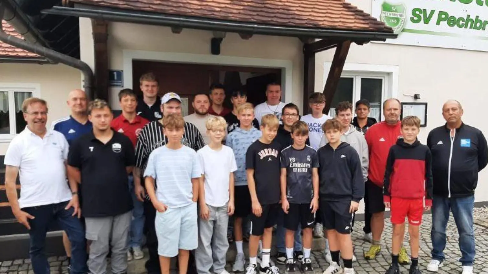 Erinnerungsfoto nach der Prüfung. (Bild: Roland Zeitler)