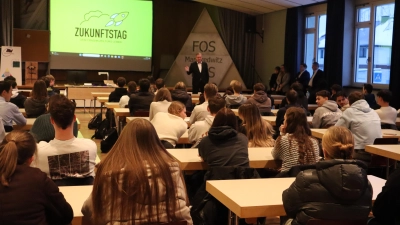 In einer zentralen Auftaktveranstaltung in der Aula stellte der ehrenamtliche Mitarbeiter des „Zukunftstags“ und Referent für das Modul „Berufsstart“ Volker Neuhöfer den Schülerinnen und Schülern der FOS Marktredwitz den Projekttag und seine Kolleginnen und Kollegen an diesem Tag vor: Michelle Bauer und Laura Ehinger von einer Steuerkanzlei (Modul „Steuern“), Eduard Wiedemann von der Sparkasse Hochfranken (Modul „Finanzen“) und den Immobilienmakler Markus Fuchs (Modul „Miete“).  (Bild: Claudia Uhlig)