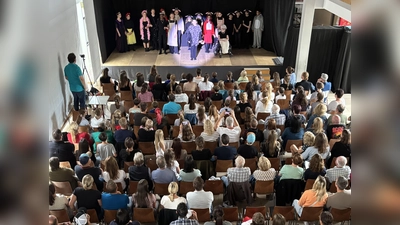 Die Aula der WHR verwandelte sich in einen Theatersaal (Bild: Martin Zimmermann)