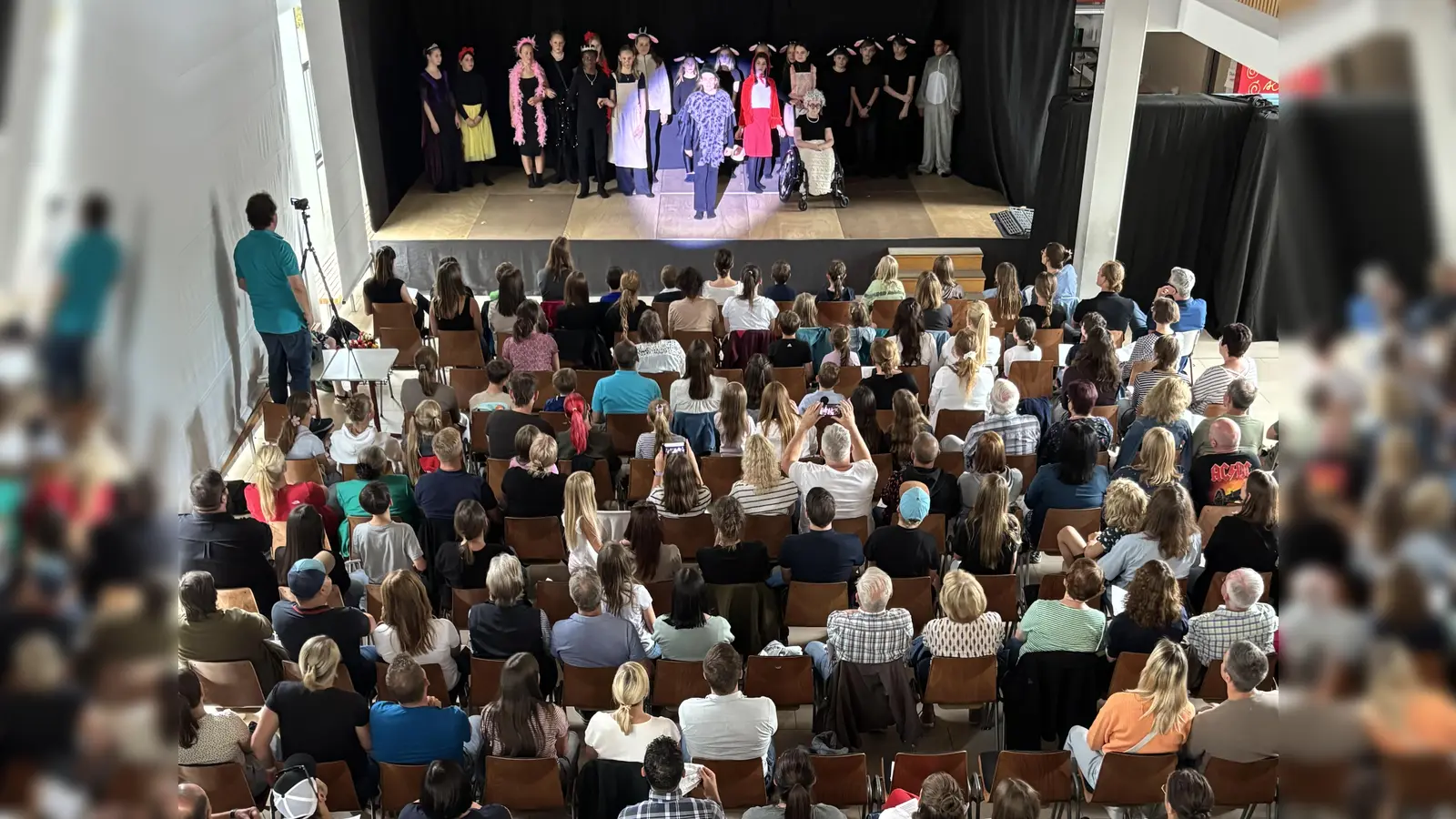 Die Aula der WHR verwandelte sich in einen Theatersaal (Bild: Martin Zimmermann)