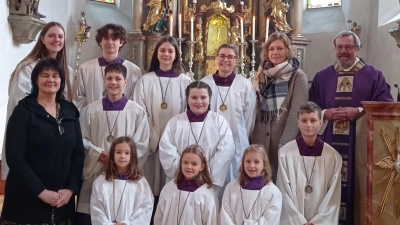 Ministrantengruppe St. Anna Wernberg mit den drei neuen Ministrantinnen, der scheidenden Ministrantin Theresa Geitner, Pfarrgemeinderatssprecherin Petra Hartinger, Romy Riedl, Pfarrer Markus Ertl (Bild: Petra Hartinger)