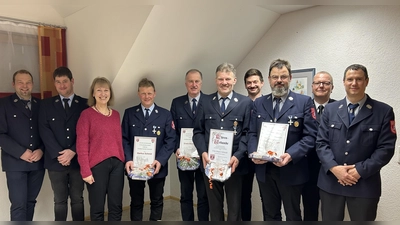 Von links: (1. Kommandant Thomas Kölbel, 2. Kommandant Michael Loos, Bürgermeisterin Brigitte Bachmann-Mühlinghaus, die geehrten Markus Schmid, Erwin Maderer, Jürgen Schmidt, Günther Knarr, 1. Vorstand Christopher Bär und hinten 2. Vorstand Markus Waiz und Kreisbrandrat Christof Strobl). (Bild: Kristina Staudte)