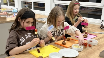 Die Schülerinnen und Schüler bereiten in der neuen Schulküche der Fichtelnaabtal-Mittelschule mit viel Engagement gesunde Spieße zu und erhalten dabei praktische Einblicke in den Fachbereich Ernährung und Soziales. (Bild: Ute Müller)