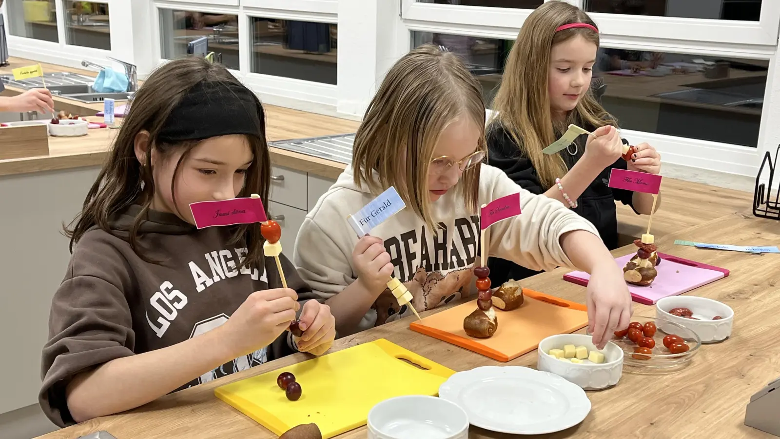 Die Schülerinnen und Schüler bereiten in der neuen Schulküche der Fichtelnaabtal-Mittelschule mit viel Engagement gesunde Spieße zu und erhalten dabei praktische Einblicke in den Fachbereich Ernährung und Soziales. (Bild: Ute Müller)