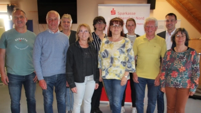 Die teilnehmerstärksten Vereine wurde ausgezeichnet. Mit auf dem Bild Martina Männer (TV Waldsassen, rechts), die zum 30. Mal das Deutsche Sportabzeichen ablegte, sowie BLSV-Kreisvorsitzender und stellvertretender BLSV-Bezirksvorsitzender Andreas Malzer (2. von rechts) und Kreis-Sportabzeichenreferent Werner Selch (links). (Bild: Konrad Rosner)