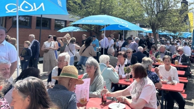 Bei strahlenden Sonnenschein durfte die Pfarrgemeinde Aschach_Raigering ihr Pfarrfest zum Gedenken der Weihe ihrer Pfarrkirche St. Josef feiern.  (Bild: Alfred Schorner)