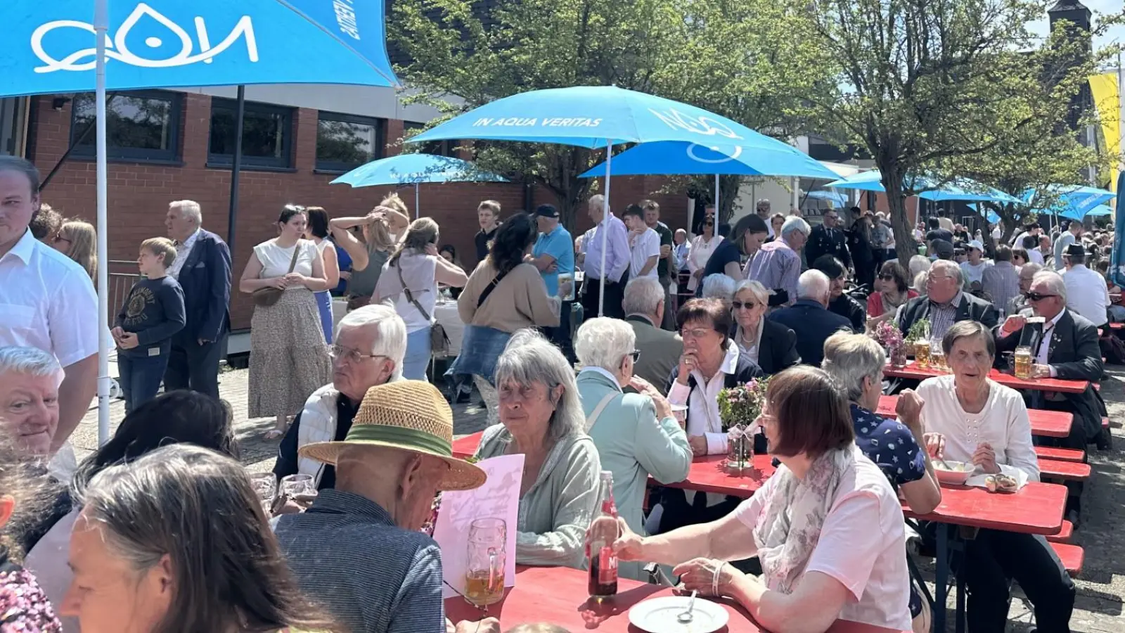 Bei strahlenden Sonnenschein durfte die Pfarrgemeinde Aschach_Raigering ihr Pfarrfest zum Gedenken der Weihe ihrer Pfarrkirche St. Josef feiern.  (Bild: Alfred Schorner)