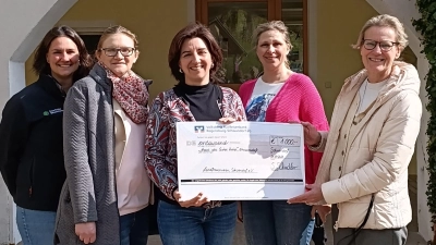 Bild von links nach rechts: Lena Gruber, BBV-Geschäftsstelle Schwandorf, stellv. Kreisbäuerin Manuela Pronath, Kreisbäuerin Sabine Schindler, Ortsbäuerin Maria Delling, Frauke Riegelsberger-Ganglmeier, Leitung Haus des Guten Hirten. (Bild: Bettina Hirzinger)