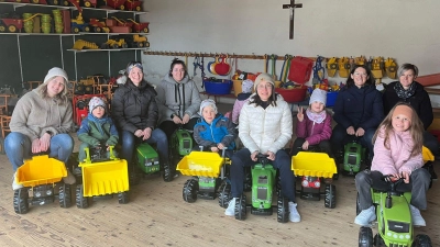 Dank der Eltern und des Elternbeirates können sich die Kinder im Kindergarten mit Spielzeug-Traktoren auf dem Weg machen. (Bild: Manuela Bösl)