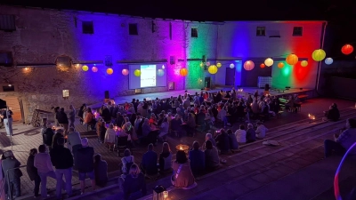 Die Premiere des Lampionfests des Festspielvereins erwies sich letzten Samstag als wahrer Publikumsmagnet. Unzählige bunte Lampions, die über der Tribüne, dem Bühnenvorplatz und der Bühne gespannt waren, verwandelten das Areal in ein farbenfrohes Lichtermeer. (Bild: Melissa Götz)
