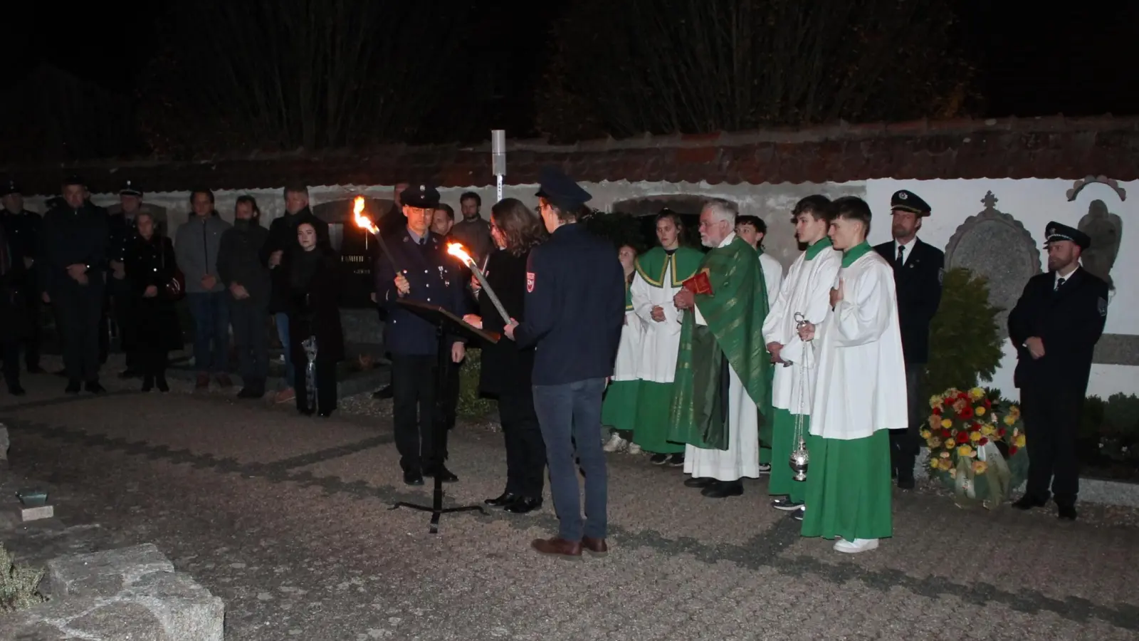Traditionell gut besucht war das Volkstrauertagsgedenken der Gemeinde Trabitz in Burkhardsreuth. Doch vielerorts sei das nicht mehr so, beklagte Pfarrer Edmund Prechtl. Bürgermeisterin Pepiuk mahnte, die „harte Arbeit” des Friedensstiftens im Kleinen und Großen nicht zu scheuen, damit „nicht geschieht, was geschehen könnte”. (Bild: Bernhard Piegsa)