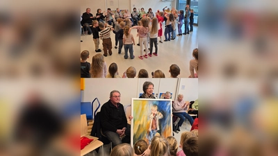 oben: Kinder und Senioren winken während sie ein Lied singen, <br>unten: Die Übergabe des Bildes, links daneben Maler Hans-Günther Pietschmann. (Bild: Franziska Lang)