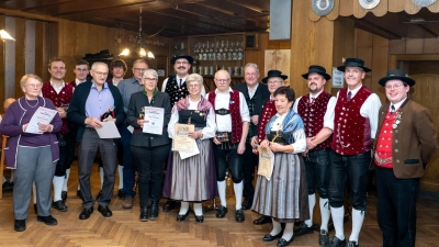 Der HTV „Stamm“ ehrte seine langjährigen Mitglieder. Besonders gewürdigt wurde die Kapelle „In oiner Dur“ für ihr 10-jähriges Bestehen. (Bild: Lukas Schmalzl)