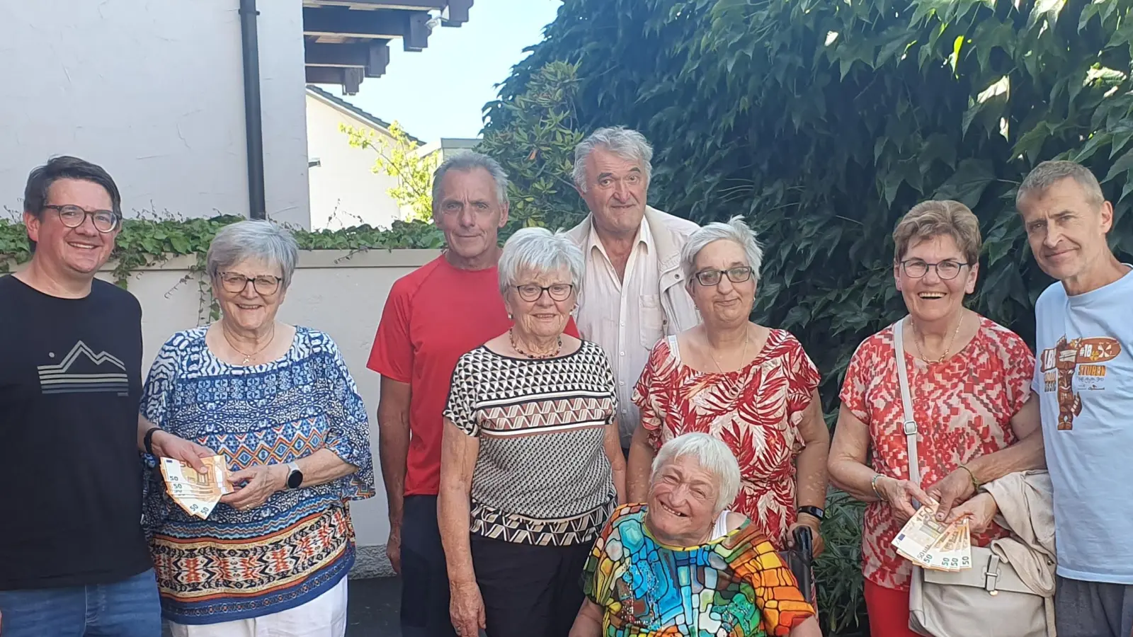 Die Aktion Feuerkinder und die Selbsthilfegruppe Behinderte/Nichtbehinderte freuten sich jeweils über 300 Euro aus dem Erlös des Straßenfestes der Anwohner links der Leonberger Straße. Von links Martin Zithier, Dr. Annemarie Schraml, Harald Süß, Elli Rüth, Manfred Weis, Angela Wildenauer, Elisabeth Wildenauer, Lore Weigl und Volker Führlich. (Bild: Irmgard Süß)