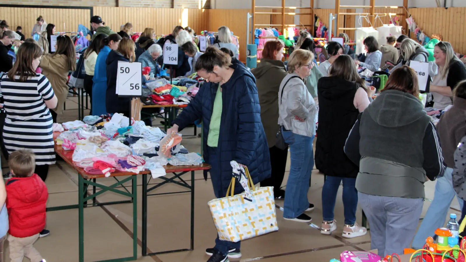 Einen überwältigenden Zuspruch erlebte der Frühjahrsbasar des Fördervereins und des Elternbeirates der Grund- und Mittelschule Kirchenthumbach. (Bild: Petra Lettner)