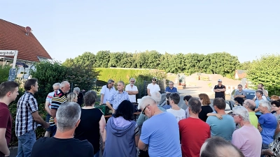 Im Baugebiet „Auf der Leite” lud der CSU- Ortsverband zum Baustellen-Seidl ein, bei dem Bürgermeister Hermann Böhm vor zahlreichen Gästen über aktuelle Gemeindethemen sprach. (Bild: Manfred Hofmann)