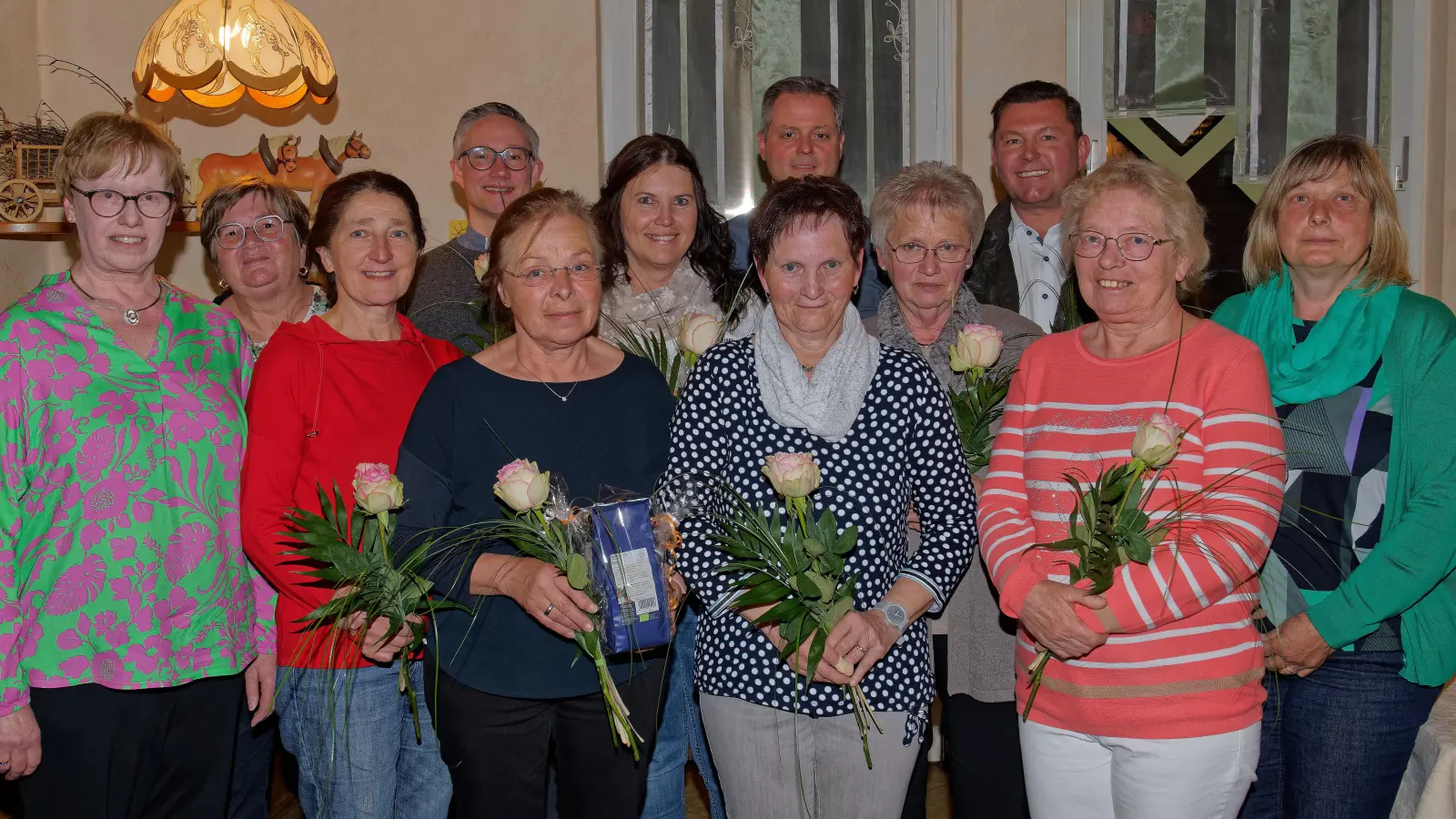 Die Vorsitzenden (links u. rechts),Pfarrer Karolczak, Pater Thom und Bürgermeister Rainer Rewitzer (hintere Reihe) mit den Jubilarinnen und den Neumitgliedern.<br> (Bild: Thomas Enslein)
