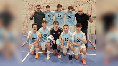 Die U15-Junioren des TSV Mehlmeisel mit Betreuer Benedikt Bauer (links) und Trainer Mattias Ehlich sind Futsal-Kreismeister im Kreis Amberg/Weiden (Bild: Holger Kleinert)