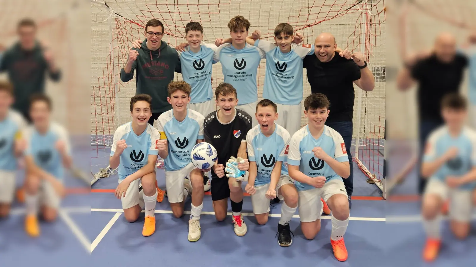 Die U15-Junioren des TSV Mehlmeisel mit Betreuer Benedikt Bauer (links) und Trainer Mattias Ehlich sind Futsal-Kreismeister im Kreis Amberg/Weiden (Bild: Holger Kleinert)