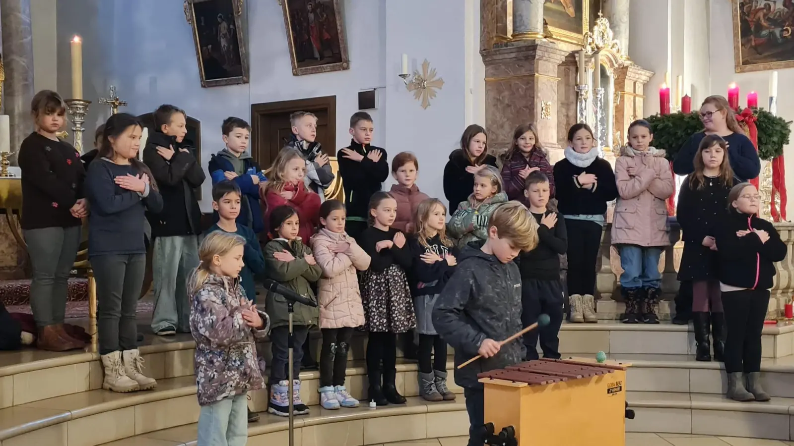 Der Schulchor unter Leitung von Frau Elisabeth Gebhardt stimmte Schüler*innen, Lehrkräfte und Eltern auf Weihnachten ein. (Bild: Christiane Böhm)