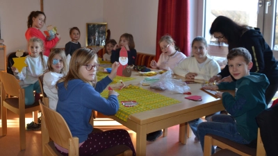 Voller Begeisterung bastelten die Kinder adventliche Sachen wie Sterne, Nikolaus, Engel oder einen Teddy. (Bild: Peter Garreiss)