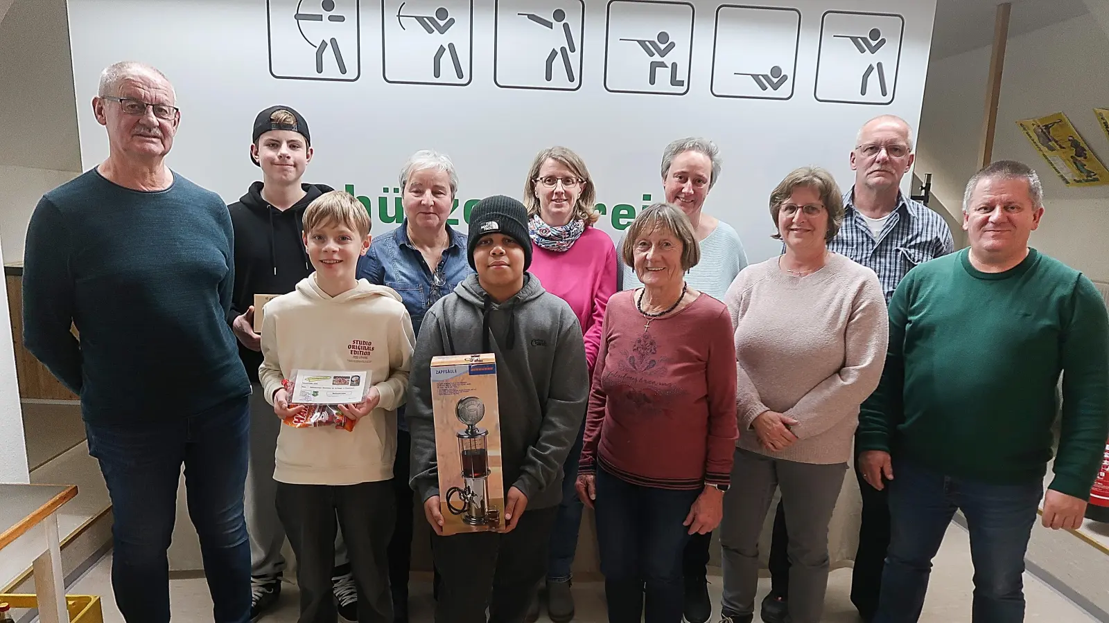 44 Teilnehmer starteten beim Nussschießen der Frauenreuther Sportschützen. Im Bild die zehn Erstplatzierten mit Gewinnerin Monika Seidel (vorne, Dritte von rechts) sowie Vorsitzenden Wolfgang Schlicht (rechts). (Bild: Bernhard Schultes)