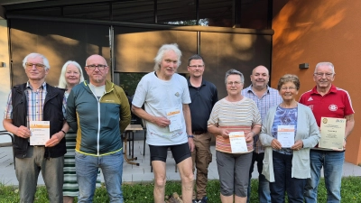 Die geehrten Sportler und Prüfer (v.l.n.r.) Bernhard Saurenbach, Bezirksreferentin Hedwig Bloch, Erich Dömel, Heiko Backofen, Kreisreferent Sebastian Stock, Marianne Wild, Thomas Gebele, Helga Kohl und Rudolf Wild. (Bild: Sebastian Stock)
