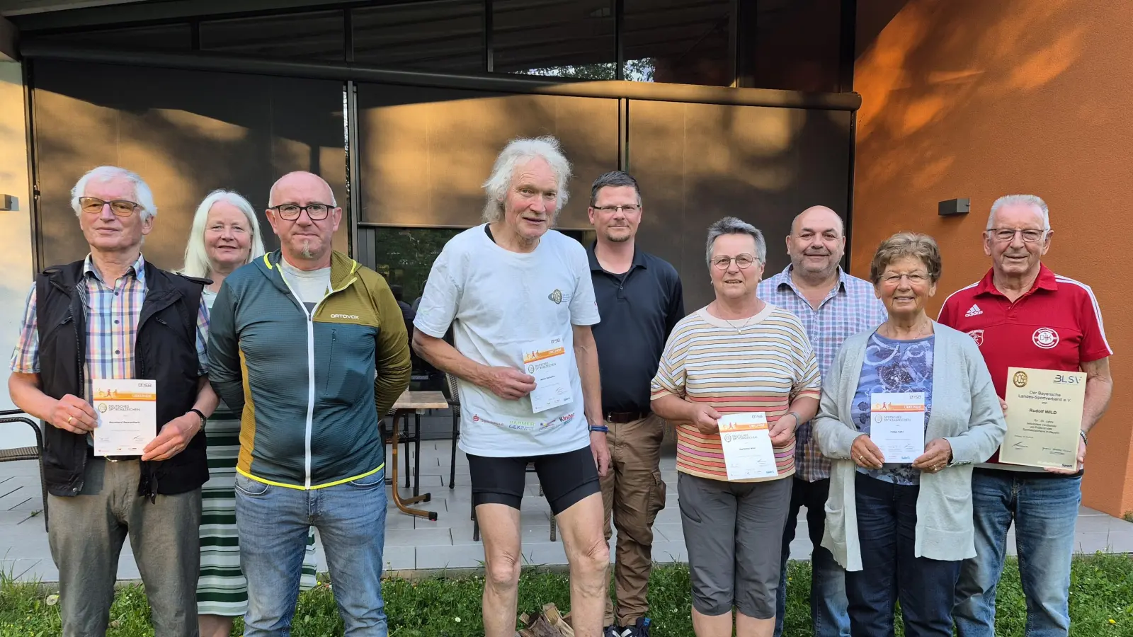 Die geehrten Sportler und Prüfer (v.l.n.r.) Bernhard Saurenbach, Bezirksreferentin Hedwig Bloch, Erich Dömel, Heiko Backofen, Kreisreferent Sebastian Stock, Marianne Wild, Thomas Gebele, Helga Kohl und Rudolf Wild. (Bild: Sebastian Stock)